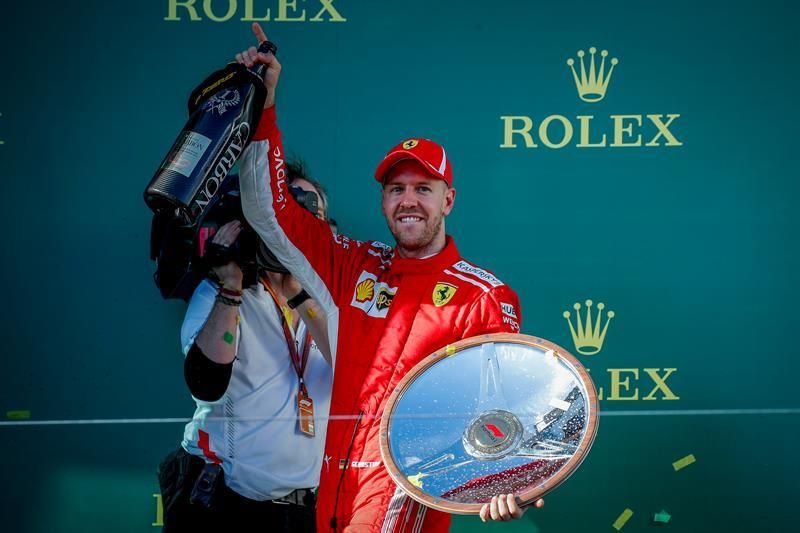 Vettel se alía con las circunstancias para ganar en Australia