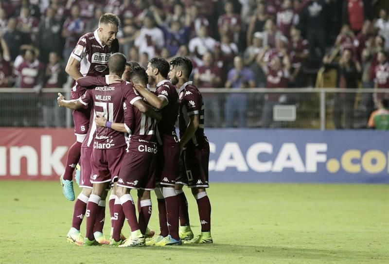 Alajuelense y Saprissa empatan con goles hondureños, Herediano sube y es líder