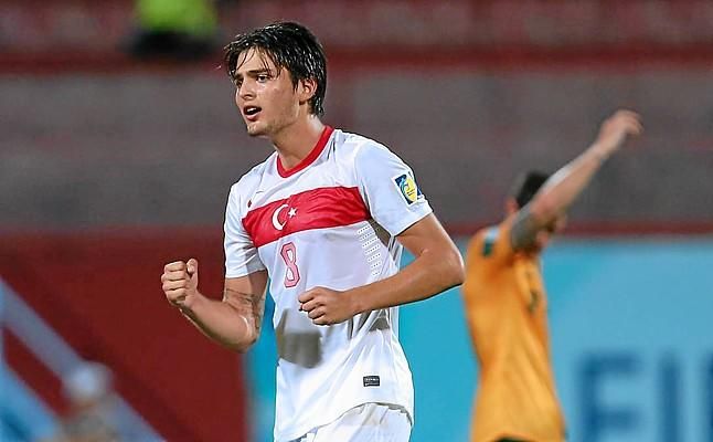 El Sevilla espía en directo a Yokuslu, apodado 'El Busquets turco'