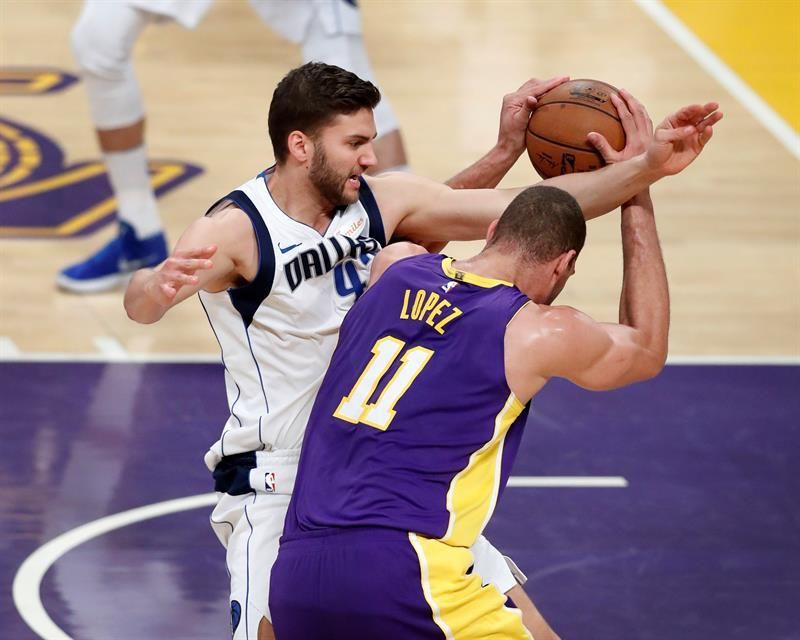 103-93. López lidera la victoria de los Lakers