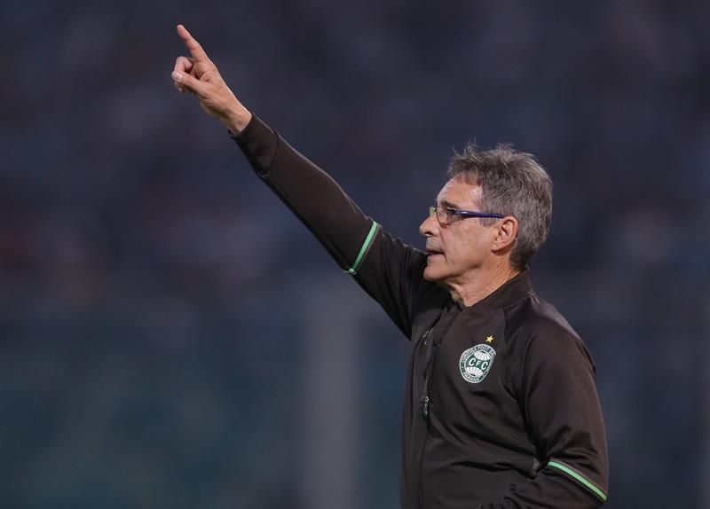 Flamengo despide al entrenador Carpegiani y al director de fútbol