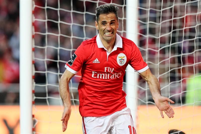 Un doblete de Jonas pone líder provisional al Benfica