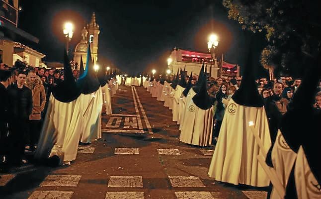 Un identificado por gritos y un conato de carrera, incidentes de una 'Madrugá' tranquila