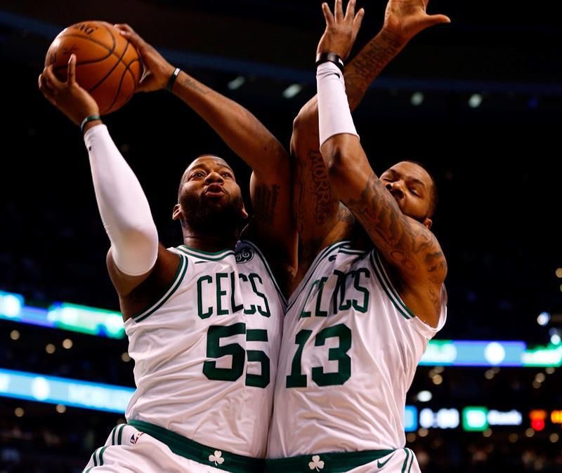 Los Celtics ganan a Raptors en la lucha por el título; los Warriors rompen la racha perdedora