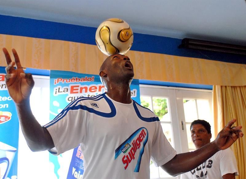 El cubano Erick Hernández bate el récord mundial de dominio de balón