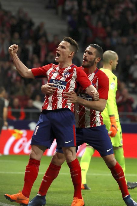 Un gol de penalti de Gameiro da ventaja al Atlético al descanso (1-0)
