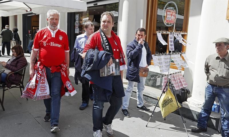 Los alemanes tiñen de rojo el centro histórico a la espera del partido