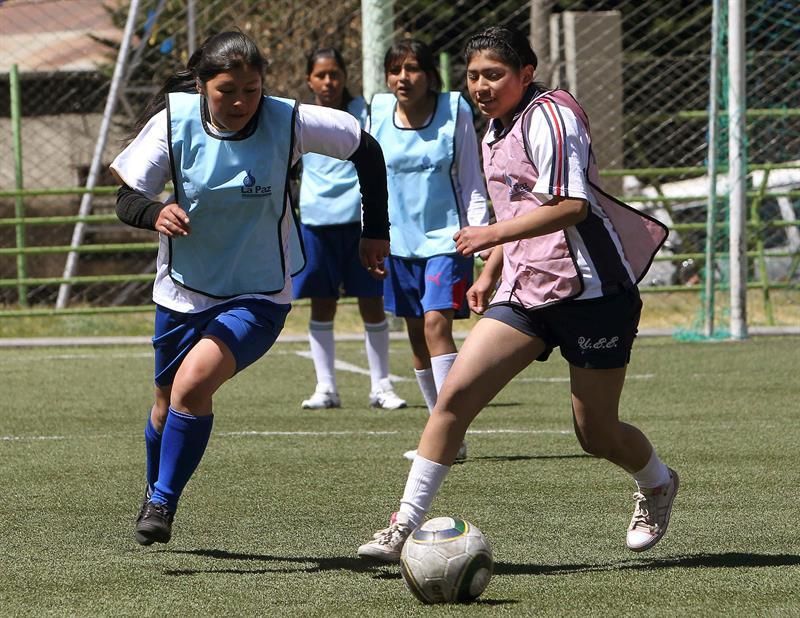 El fútbol femenino intenta abrirse paso en Bolivia pese a las limitaciones