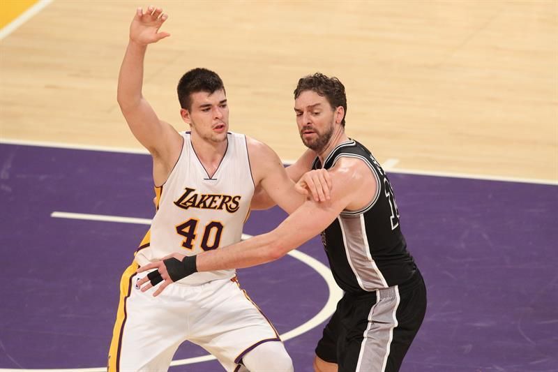 122-112. Los Lakers vencen en la prórroga y colocan a los Spurs en aprietos