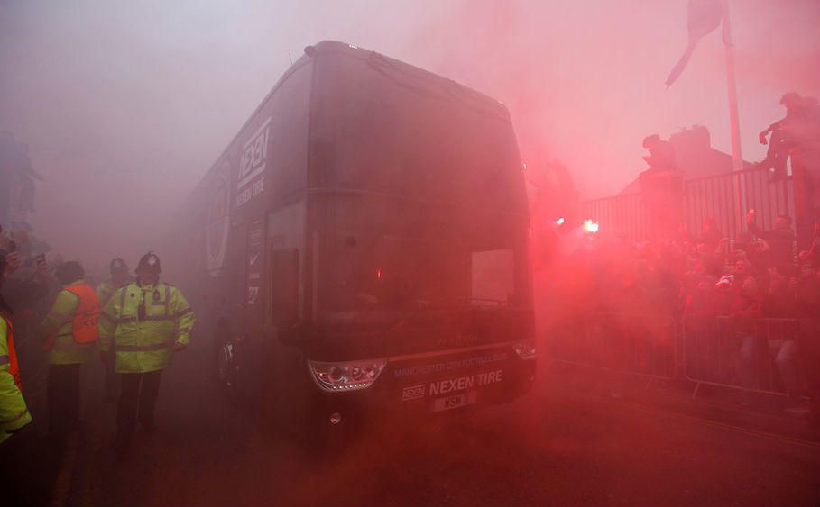 Destrozan el autobús del Manchester City