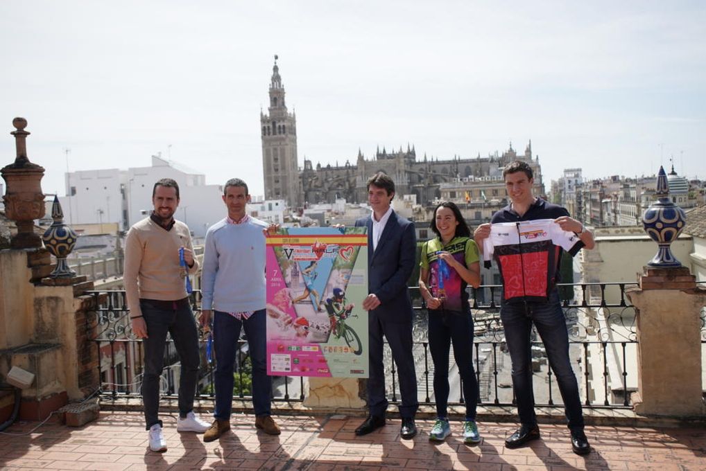 Unos 800 deportistas participan en el  V NutriSport Half Triatlón de Sevilla