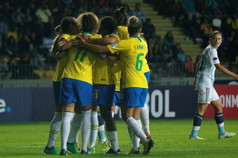 Brasil pavimenta a punta de goles su ruta hacia el título