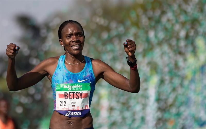 Los kenianos Paul Lonyangata y Betsy Saina ganan el maratón de París