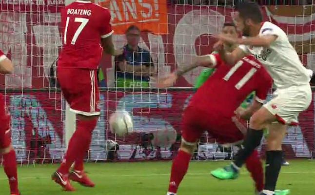 El Sevilla reclamó penalti por mano de Boateng