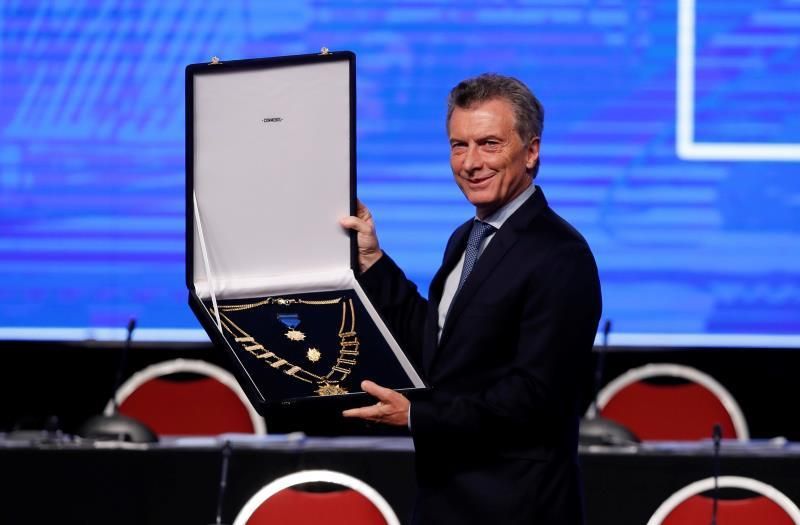 La Conmebol otorga la máxima condecoración a Macri por su aporte al fútbol
