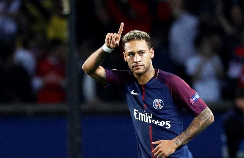 Neymar felicita a sus compañeros del PSG desde Brasil