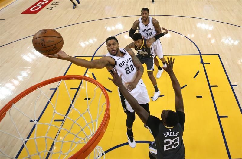 Wade recuerda viejos tiempos ante jóvenes de Sixers; Warriors dominan a Spurs