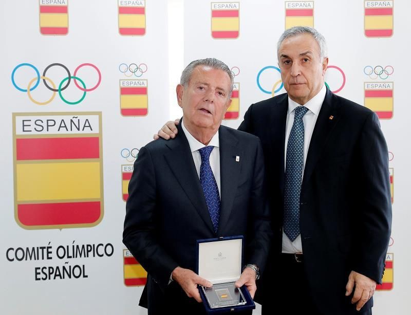 Alejandro Blanco entrega la insignia olímpica a Javier Godó