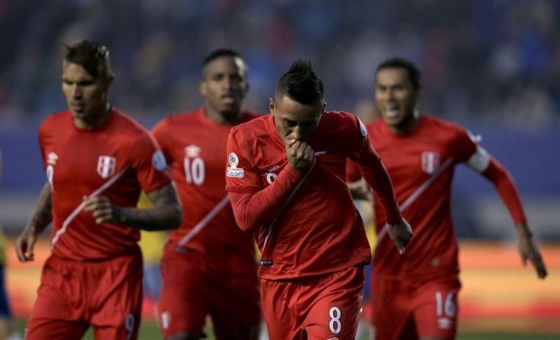 El rojo invade la tercera camiseta de Perú, sin perder su inconfundible franja