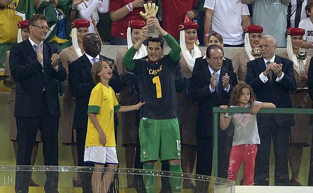 Julio César: "Mou me dijo que yo con un brazo paraba más que Casillas"