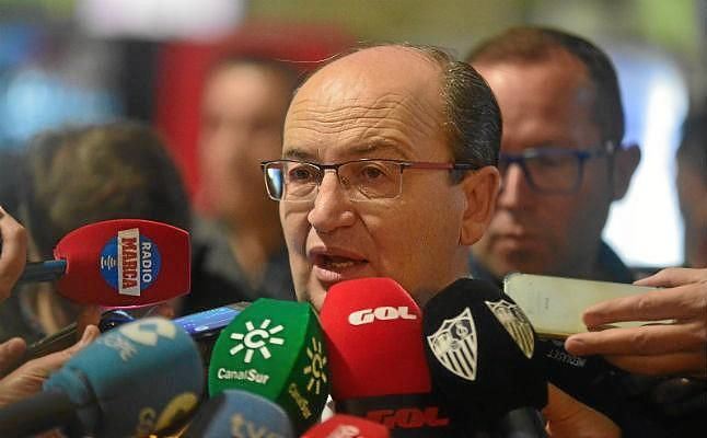 La afición del Sevilla reprocha al equipo la imagen dada y pide la dimisión del presidente