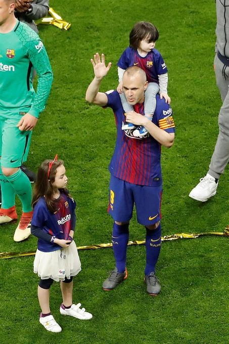 Los jugadores del Barcelona celebran el título con sus hijos en el césped