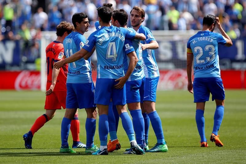 2-0. El descendido Málaga frena a la Real en medio de la bronca de La Rosaleda