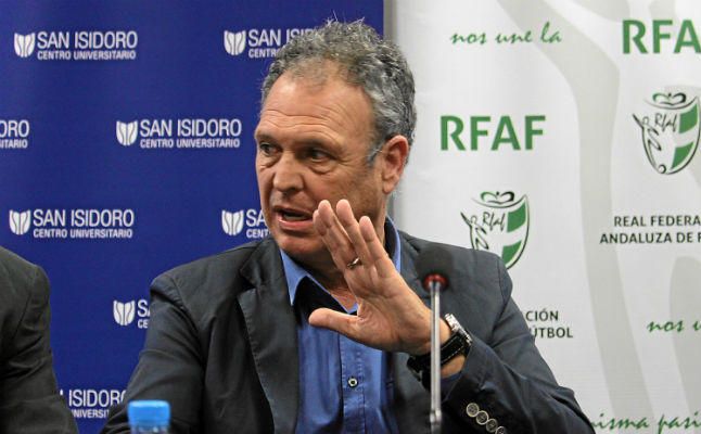 Castro: "Ya hemos hablado con Caparrós y trabajará con nosotros el próximo curso"