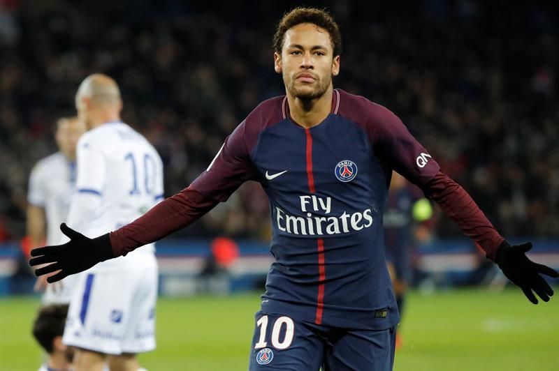 Neymar da un paseo en bicicleta con sus amigos tras dejar las muletas