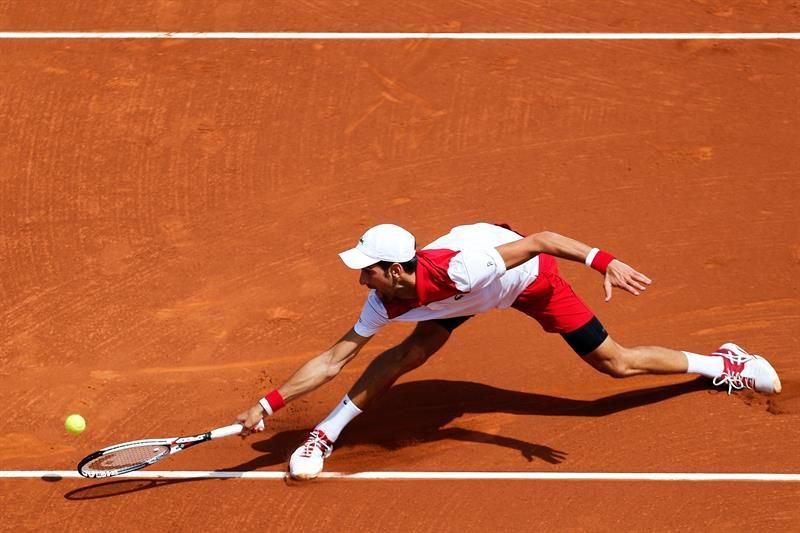 Nadal suda en su debut y Djokovic se despide a las primeras de cambio