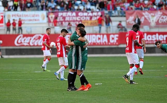 Real Murcia 0-1 Betis Deportivo: Vence y se agarra a una carambola