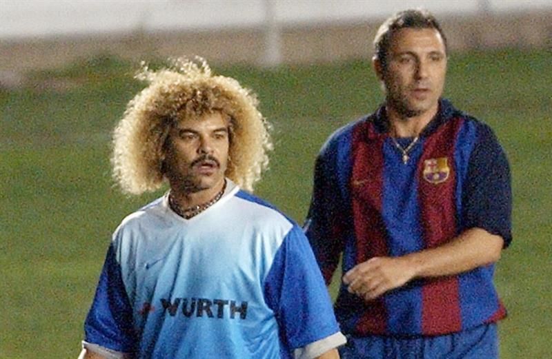 Leyendas del fútbol mundial vencen en la reinauguración de un estadio en Colombia