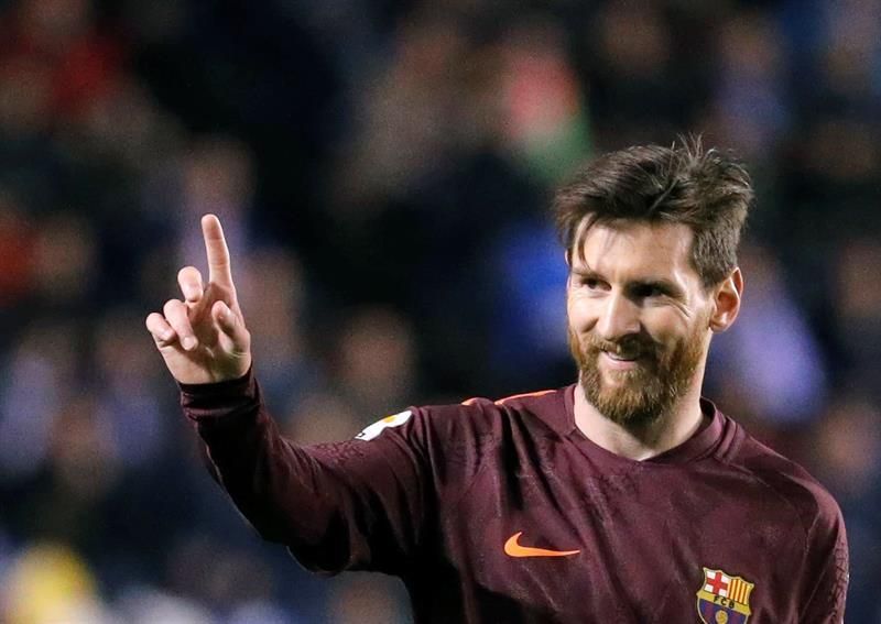Messi se pone líder con su triplete al Deportivo Coruña
