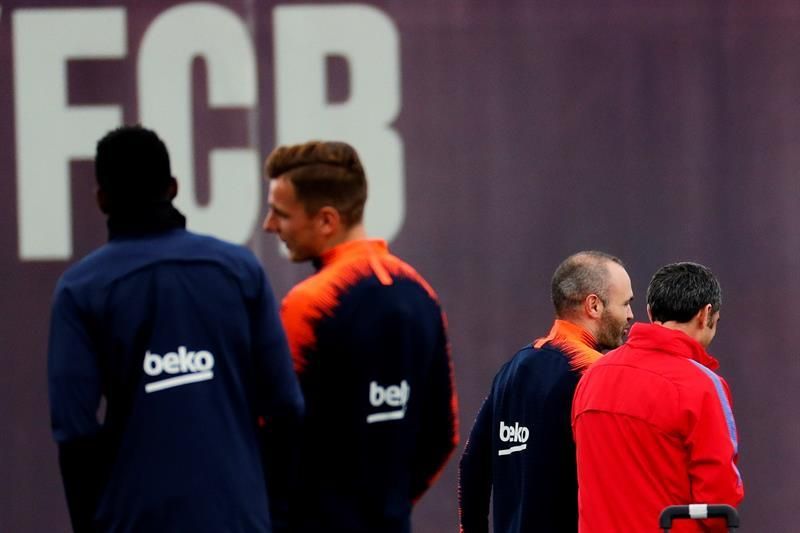 Iniesta realiza un entrenamiento especifico a tres días del clásico