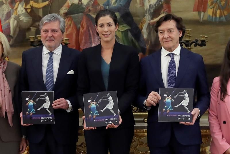 Méndez de Vigo y Muguruza celebran el éxito de deporte femenino recogido en un libro