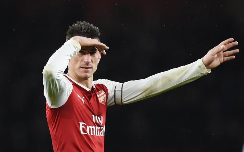 Koscielny abandona el Wanda con muletas y podría perderse el Mundial