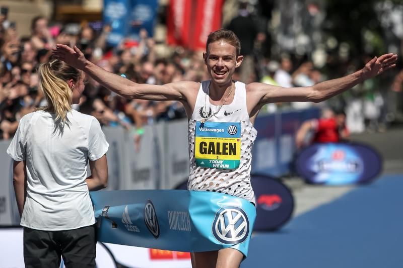 El estadounidense Galen Rupp gana el maratón de Praga con 2h06:07