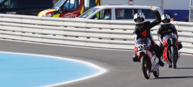 Gelete y Pablo Nieto dan una vuelta al circuito en las motos de Ángel Nieto