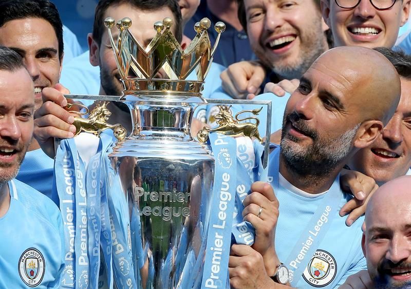 El Manchester City recibe el trofeo de campeón
