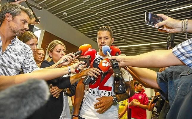 El Sevilla valora la opción de recurrir la decisión del TAF sobre Vitolo