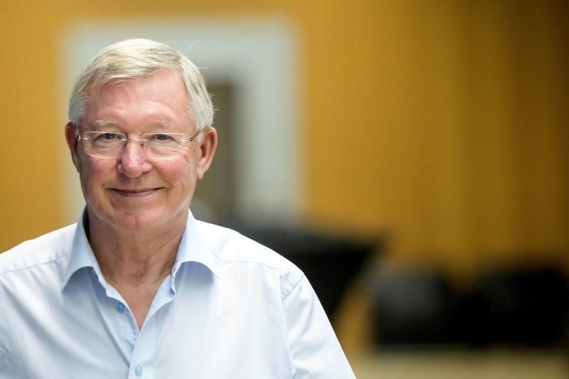 Ferguson está despierto y puede hablar, según sus amigos