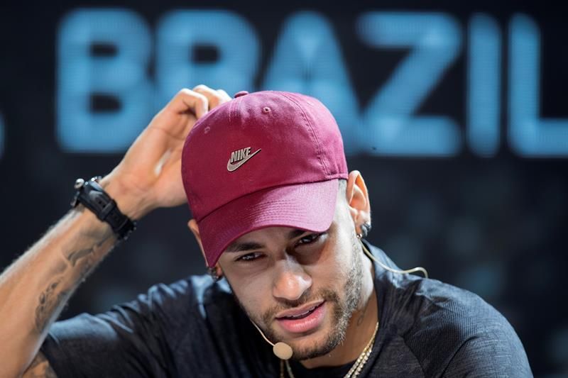 Neymar reaparece en público en Francia en la final de Copa