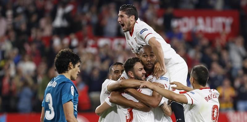 El Sevilla gana (3-2) a un Real Madrid al que no le bastó su reacción final
