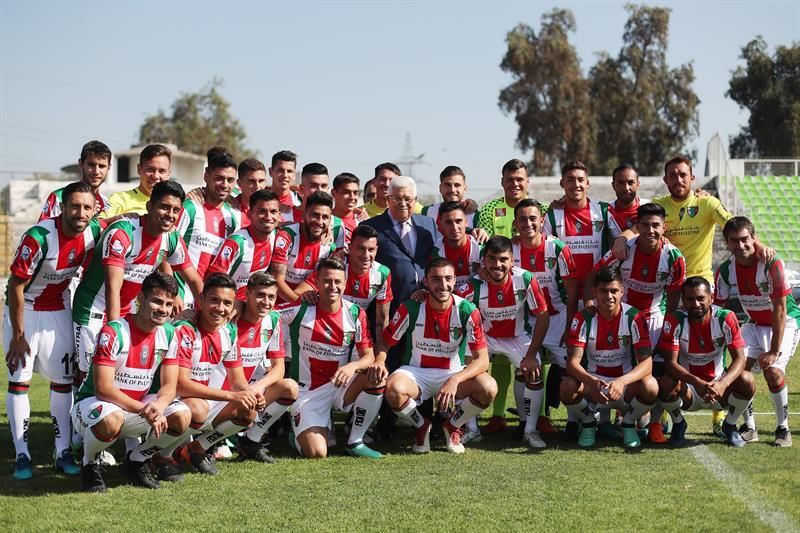 Abás visita al club de fútbol chileno Palestino, fundado por inmigrantes