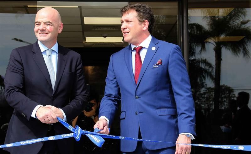 Infantino visita la Conmebol en la víspera de la reelección de Domínguez