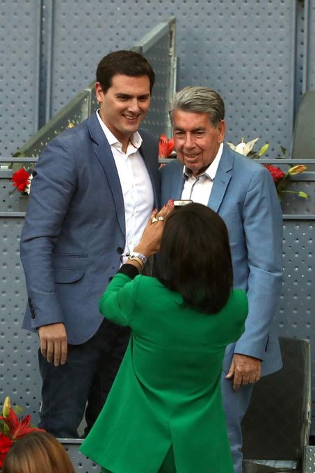 Una tarta y una camiseta del Real Madrid, sorpresas para Santana