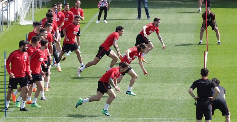 Gameiro vuelve a entrenarse con el grupo en una sesión sin Vitolo