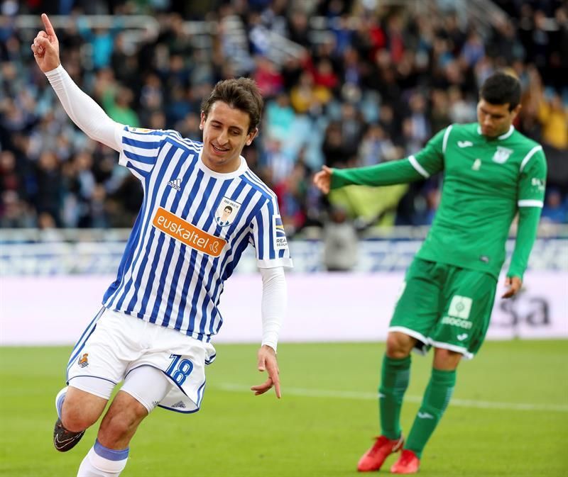 3-2. Dulce despedida a Xabi Prieto y Carlos Martínez