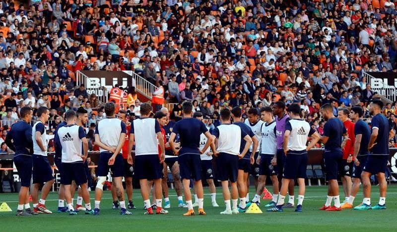 Más de 7.000 aficionados asisten al entrenamiento del Valencia en Mestalla