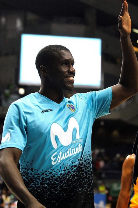 Estudiantes y Gran Canaria homenajean a Sitapha Savané por su retirada